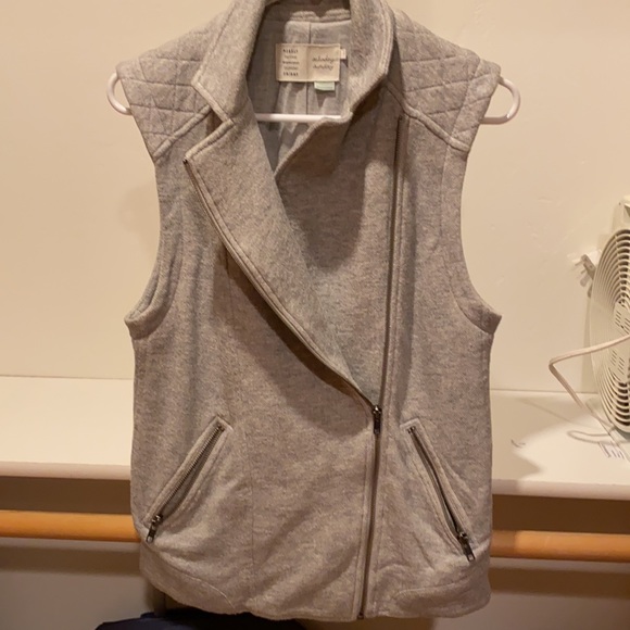 Stylish gray sweatshirt vest to wear on cool days - Picture 3 of 5